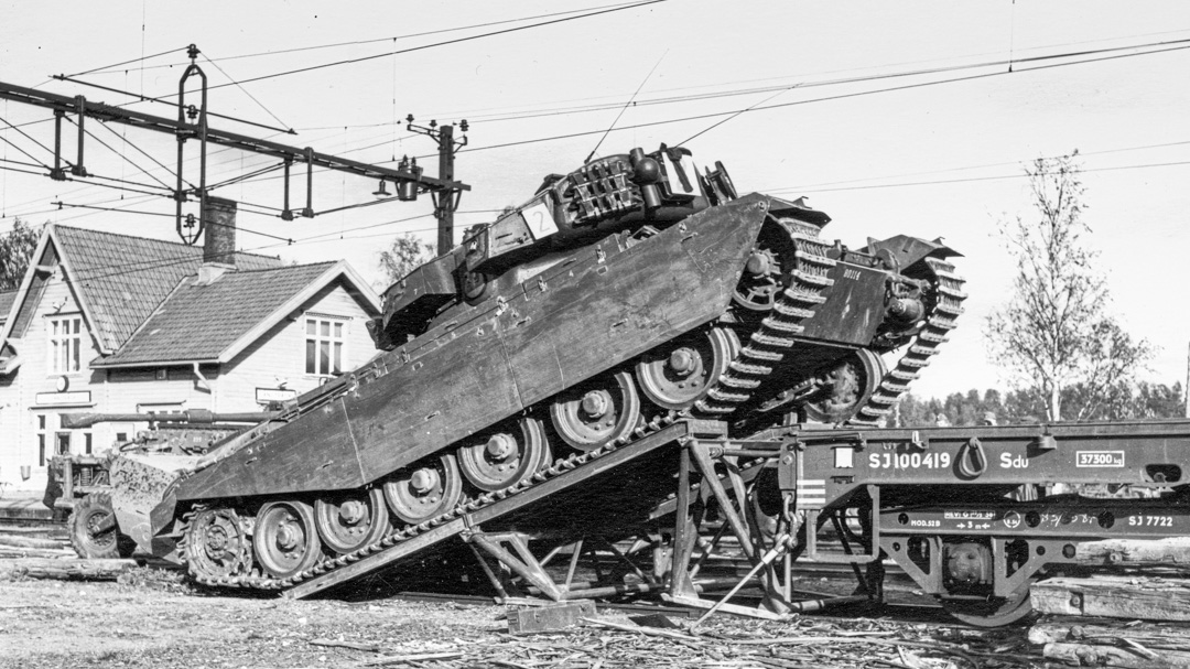 Strv 81 på väg uppför lastbrygga 50 t